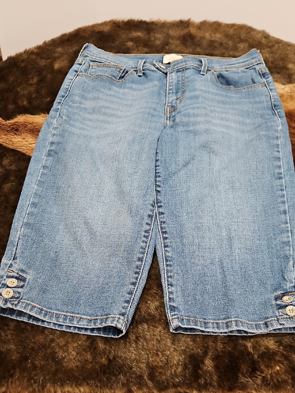 Levi's Classic Women's Denim Bermuda Shorts - Light Blue. Size 8. Inseam 15"